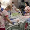 Bebelușii născuți de mamele surogat blocați în Ucraina din cauza pandemiei de coronavirus