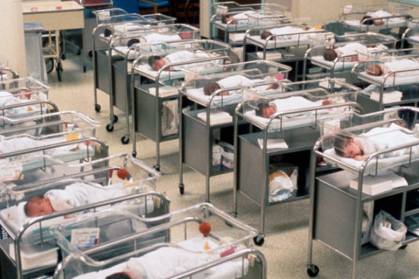 Victime colaterale ale pandemiei. Zeci de bebeluși sunt ținuți departe de părinții lor din cauza restricțiilor de circulație