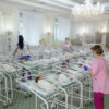 Imagini șocante de la „fabrica de bebeluși”. 51 de copii născuți de mame surogat, blocați în Ucraina din cauza restricțiilor