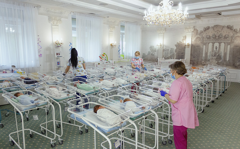 Imagini șocante de la "fabrica de bebeluși". 51 de copii născuți de mame surogat, blocați în Ucraina din cauza restricțiilor - BioTexCom - Centrul de maternitate surogat
