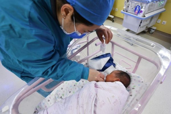 Rata de natalitate în China se oprește în 2021 cu cel mai scăzut nivel din istoria modernă
