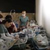 Copii români nou-născuți din mame surogat ucrainene nu mai au provizii, în buncărul unde se ascund