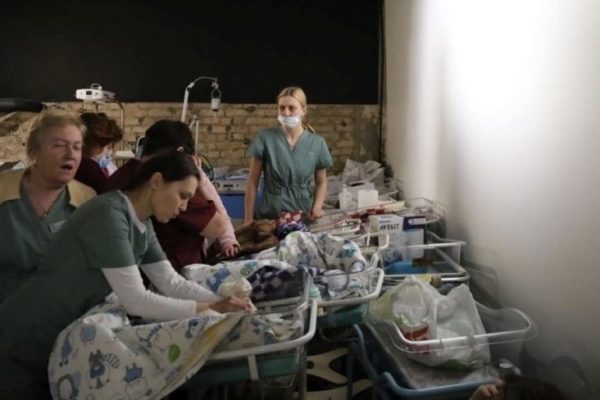 Copii români nou-născuți din mame surogat ucrainene nu mai au provizii, în buncărul unde se ascund
