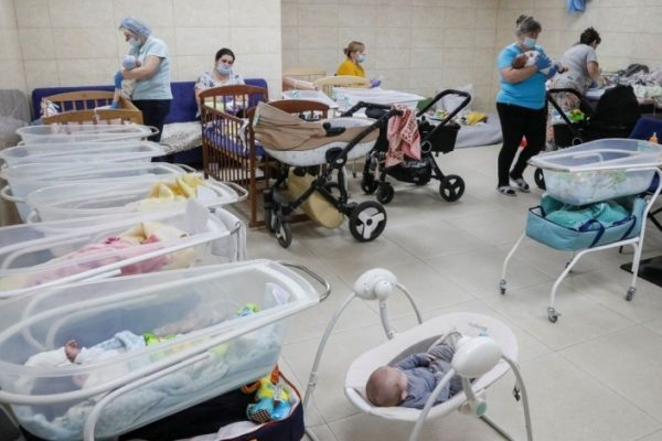 Cazul copiilor născuți din mame surogat în adăposturile antibombă din Kiev. Cum pot fi reuniți cu părinții lor români