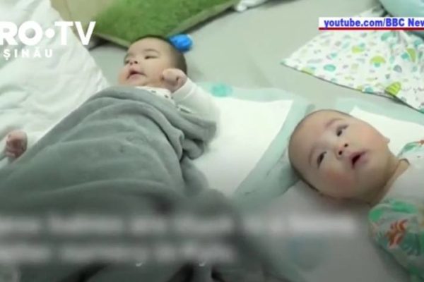 Zeci de bebelusi nascuti de mame surogat sunt blocati in Ucraina din cauza razboiului