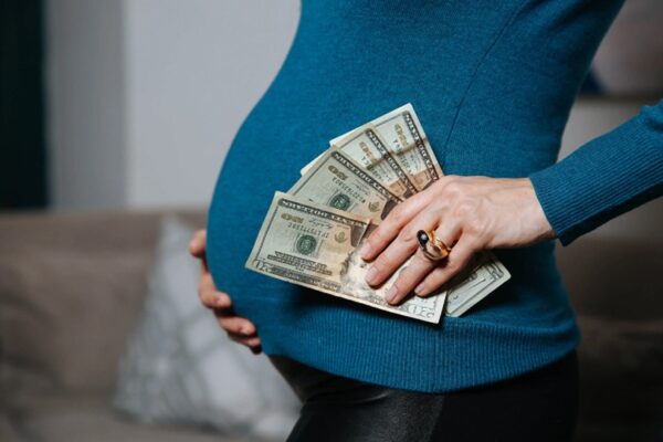 Costul maternității surogat în diferite țări: unde este mai avantajos pentru bugetul familial?